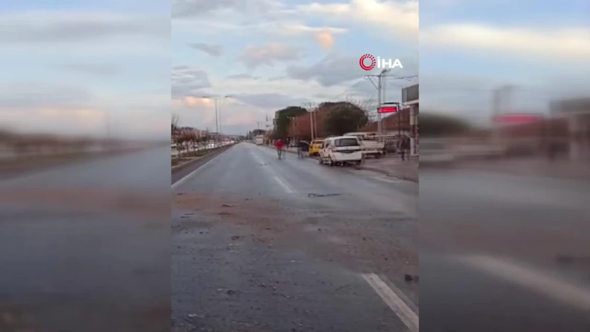 İzmir'de karşı şeride geçen tır, servis minibüsüyle çarpıştı: 2 ölü, 12 yaralı