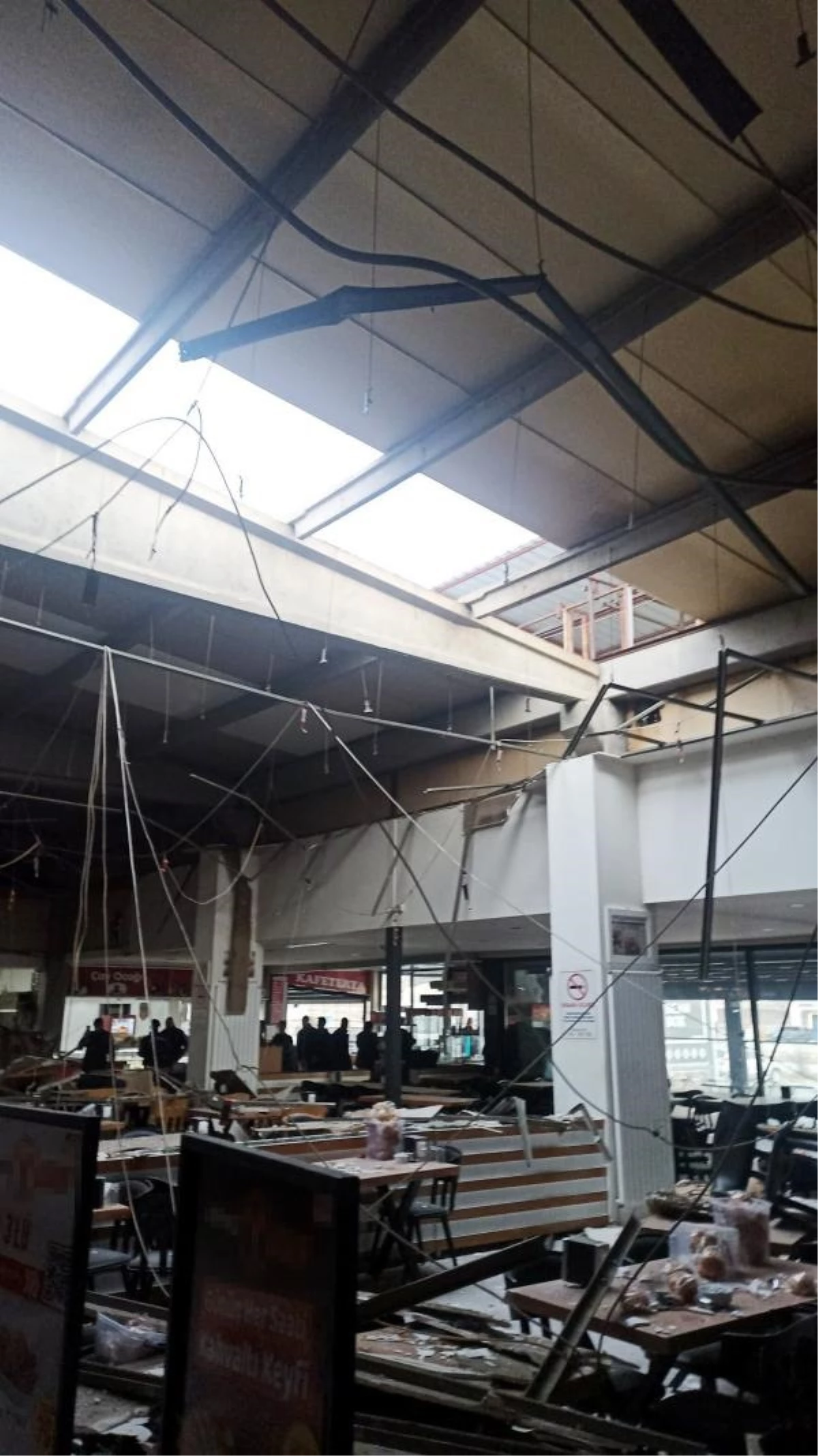 İzmir'de Restoranın Asma Tavanı Çöktü: 11 Yaralı