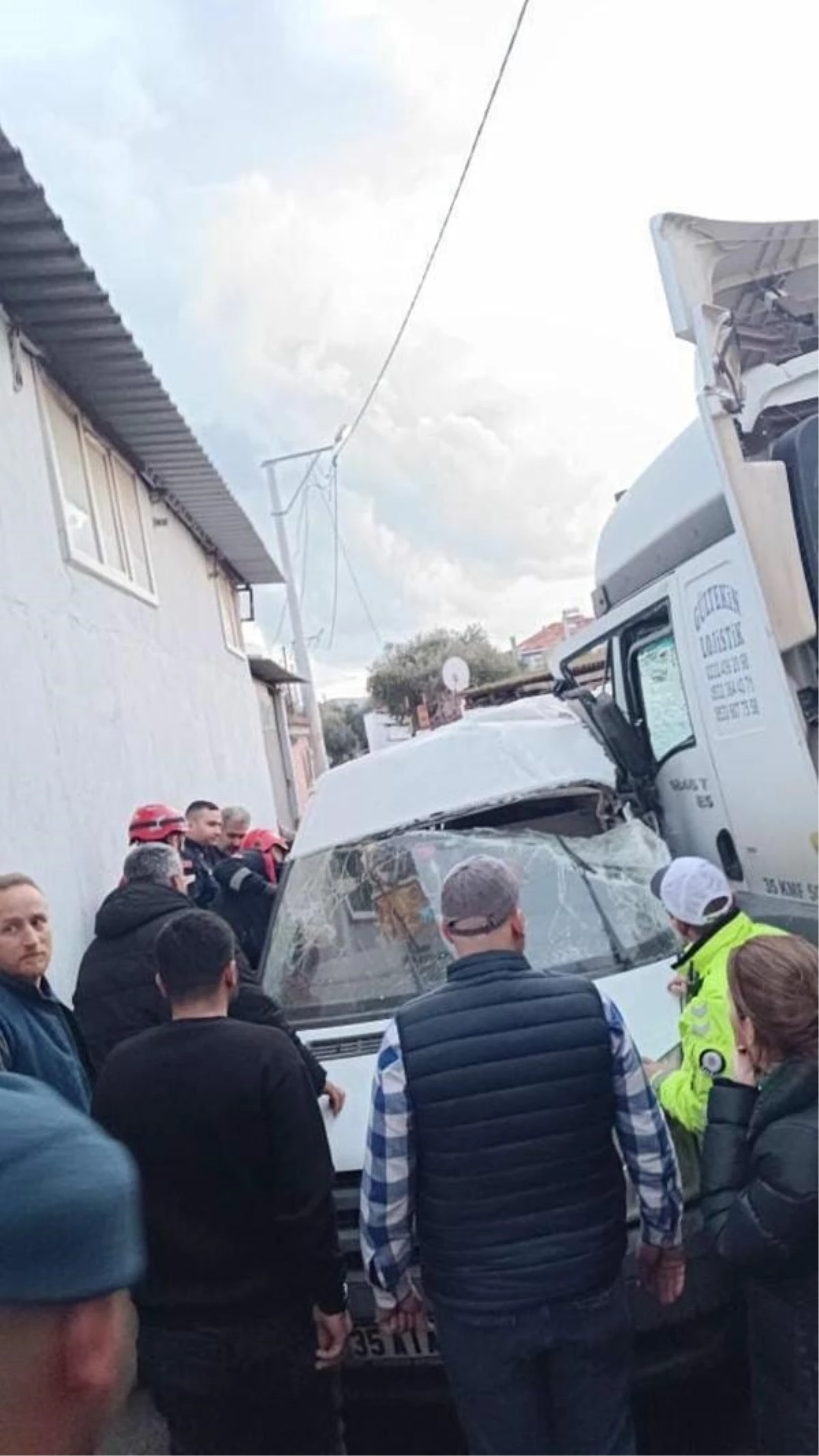 İzmir'de TIR Kazası: 3 İşçi Hayatını Kaybetti