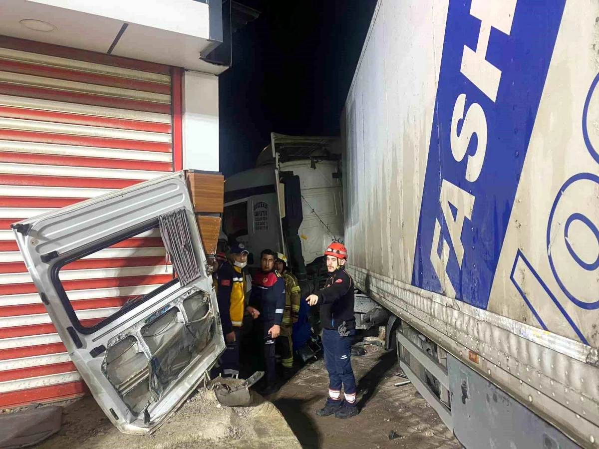İzmir'de tır ve servis minibüsü çarpıştı: 2 ölü, 12 yaralı