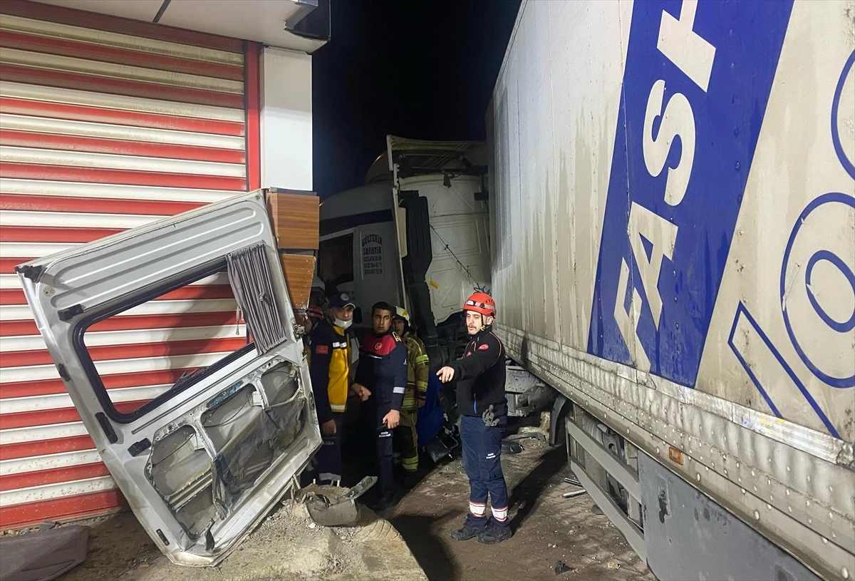İzmir'de Tırın Servis Minibüsüne Çarpması Sonucu 2 Kişi Hayatını Kaybetti