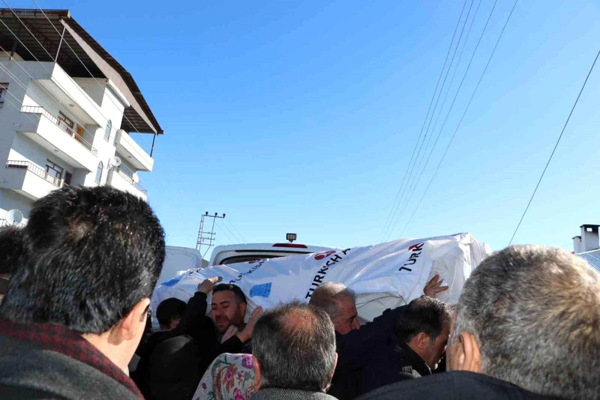 İzmir'de trafik kazasında hayatını kaybeden kardeşler Van'da toprağa verildi