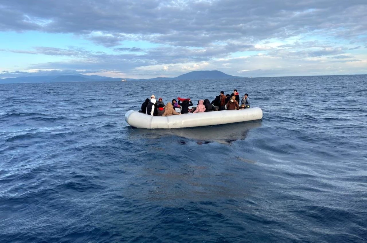 İzmir'de Yunanistan unsurları tarafından geri itilen göçmenler kurtarıldı