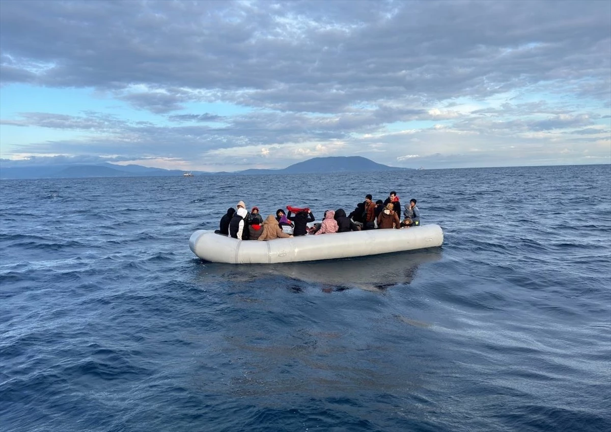 İzmir'de Yunanistan unsurlarınca geri itilen 43 düzensiz göçmen kurtarıldı