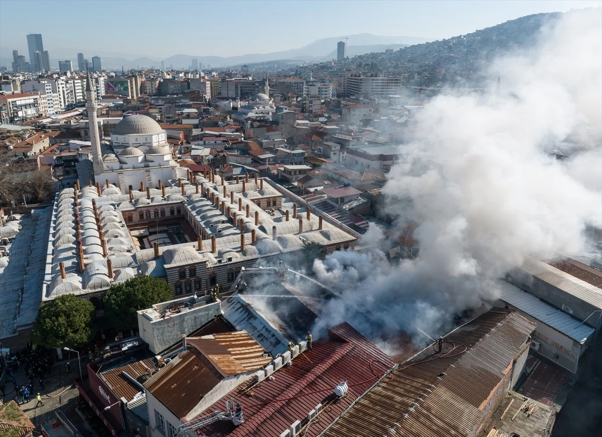 İzmir'deki iş merkezinde çıkan yangın kontrol altına alındı