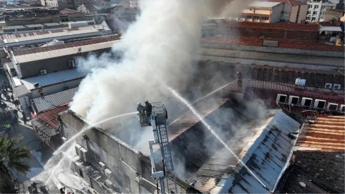 İzmir'deki Kemeraltı Çarşısı'nda Yangın Kontrol Altına Alındı