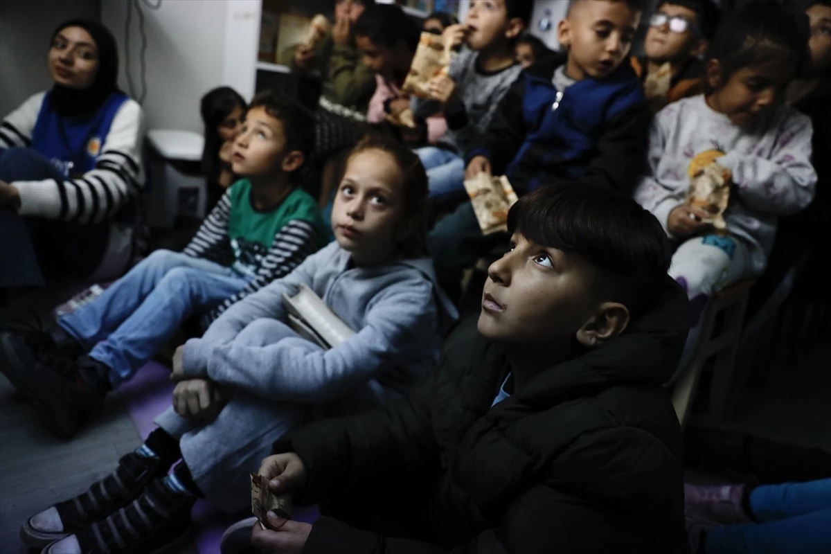 Kahramanmaraş'taki konteyner kentte düzenlenen sinema geceleri depremzede çocuklara keyifli dakikalar yaşatıyor