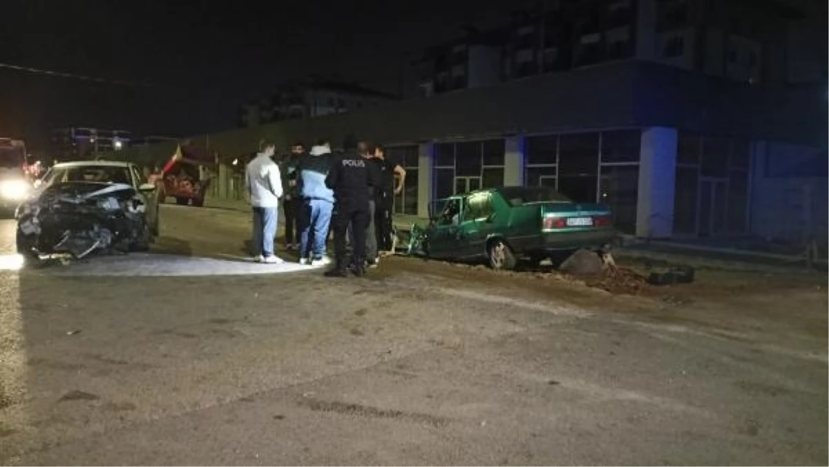 Kartepe'de kafa kafaya çarpışan otomobillerde 3 kişi yaralandı