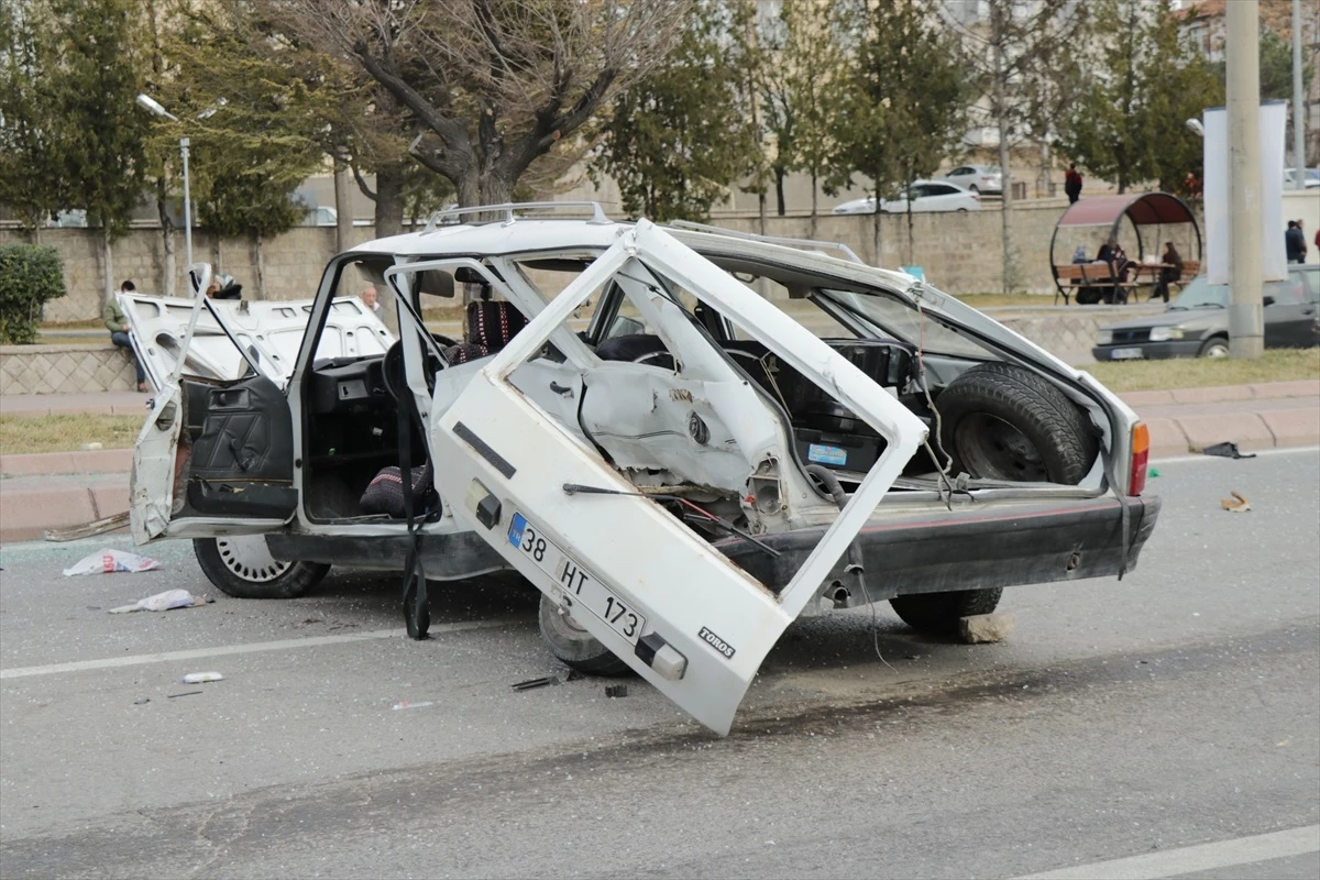 Kayseri'de Otomobil Çarpışması: 3 Kişi Yaralandı