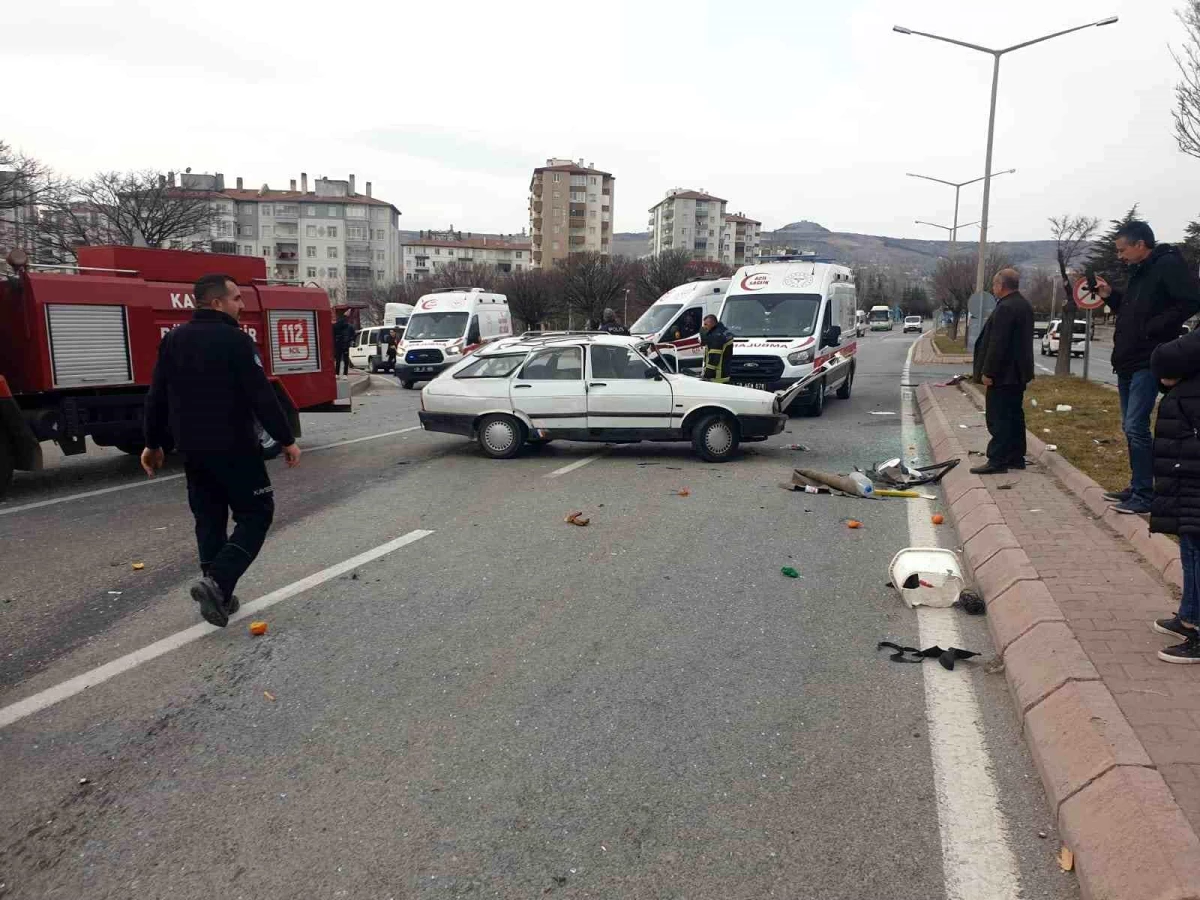 Kayseri'de Otomobil Çarpışması: 3 Kişi Yaralandı