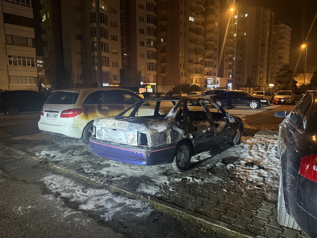 Kayseri'de park halindeki otomobilde çakmak gazı tüpünün patlaması sonucu 2 kişi yaralandı