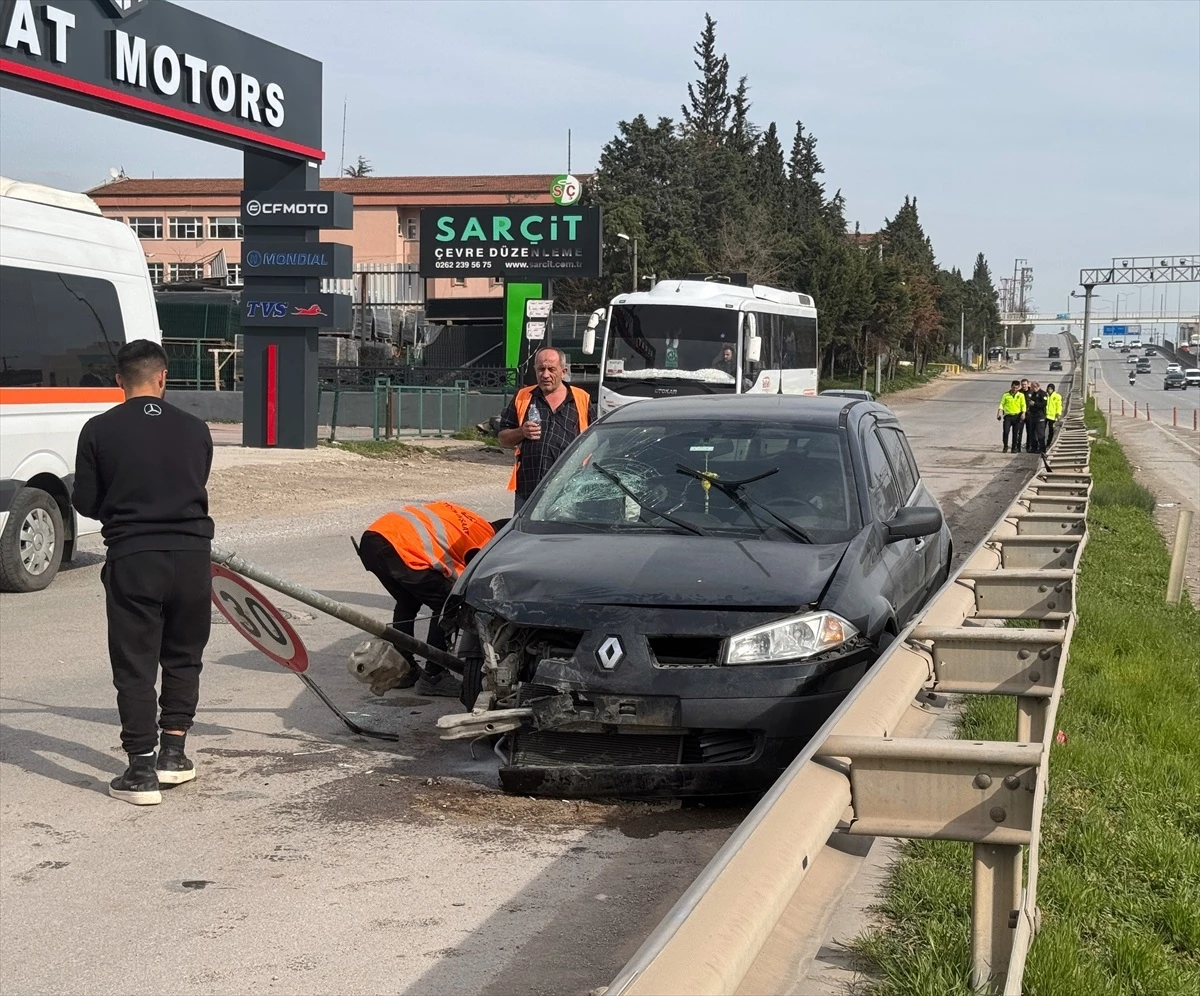 Kocaeli Derince'de bariyeri aşan otomobilde 2 kişi yaralandı