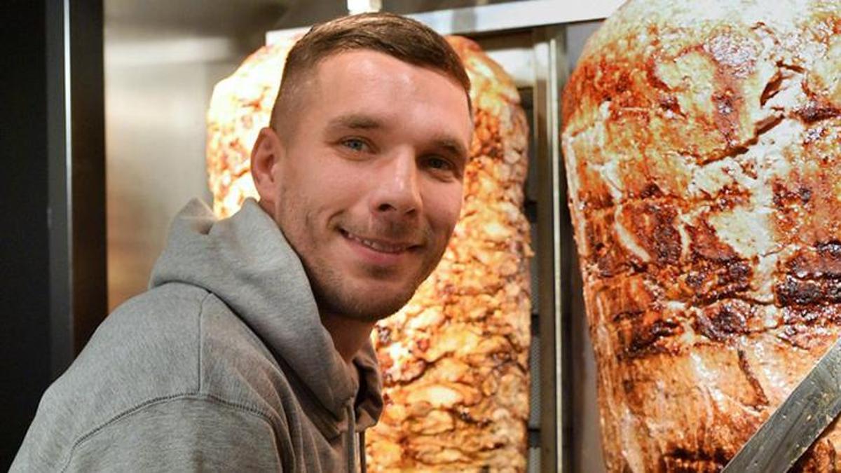 Lukas Podolski’nin serveti dudak uçuklatıyor