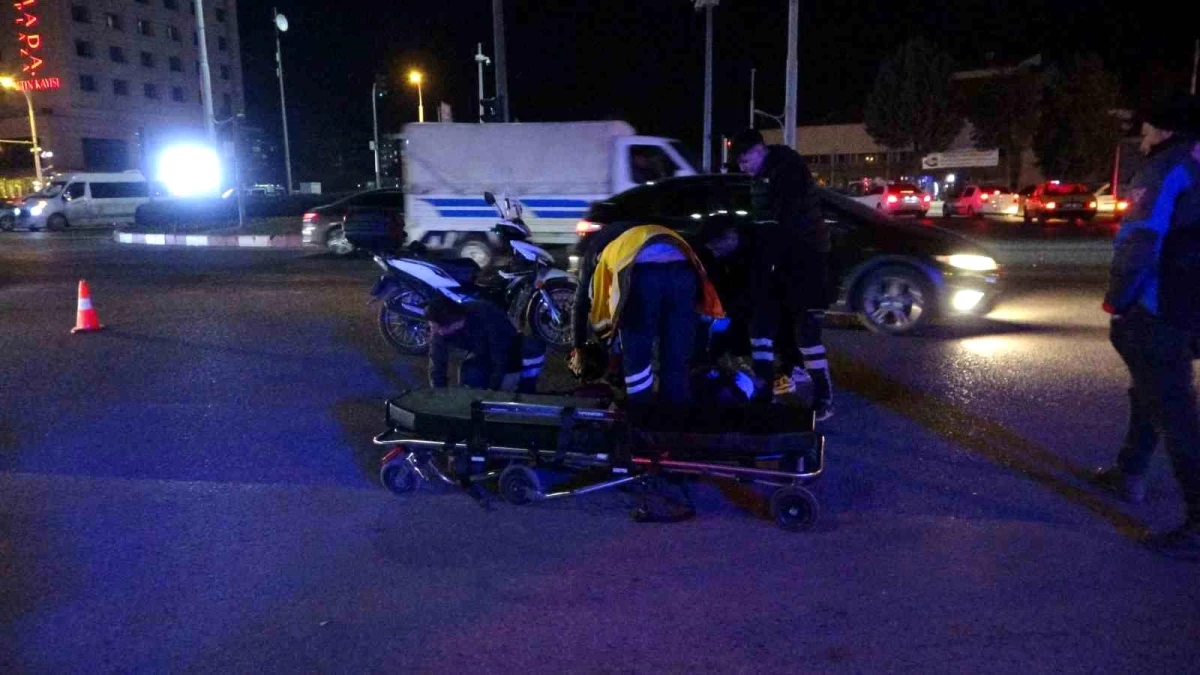 Malatya'da otomobille çarpışarak yola savrulan motokurye yaralandı