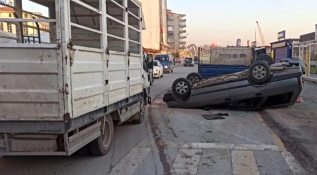 Malatya'da Ters Dönen Otomobil Park Halindeki Kamyonete Çarptı