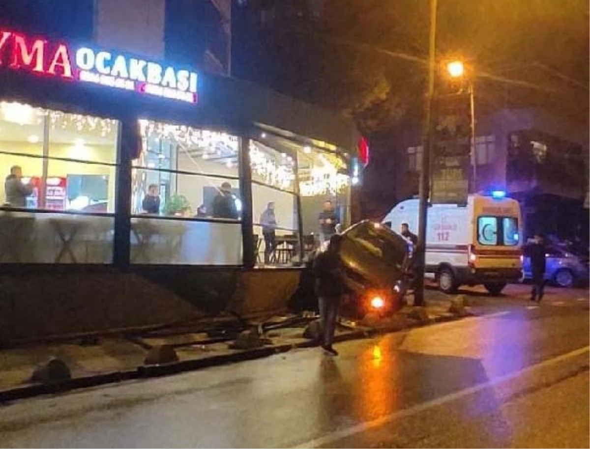 Maltepe'de otomobil restorana daldı