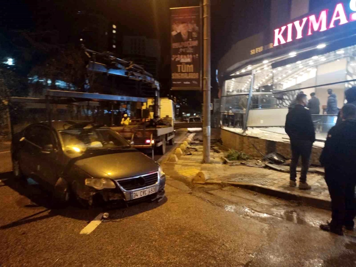 Maltepe'de süratli otomobil restorana girdi, sürücü yaralandı