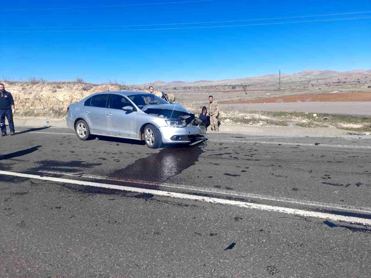 Mardin'de otomobil ile hafif ticari araç çarpıştı: 3 yaralı