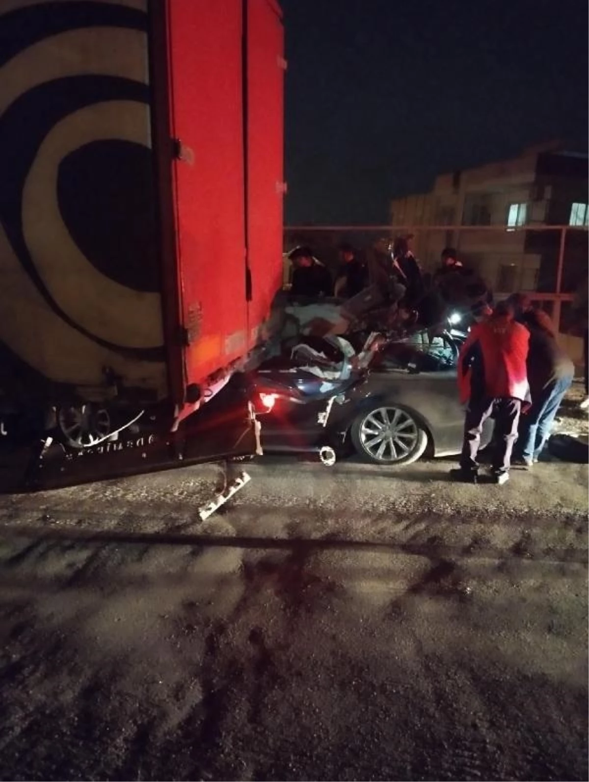 Mersin'de TIR'a arkadan çarpan otomobilin sürücüsü hayatını kaybetti