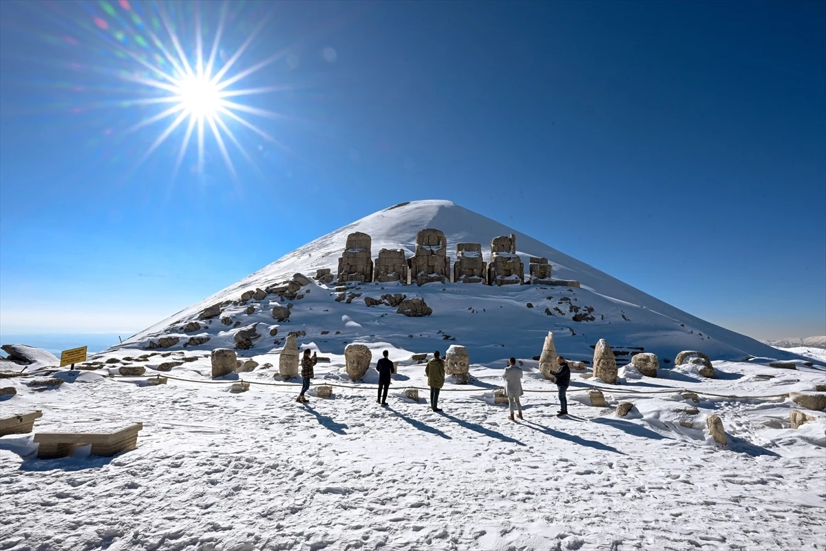 Nemrut Dağı Ören Yeri Kış Mevsiminde Ziyaretçilerini Ağırlıyor