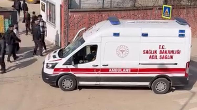 Nöbetçi öğretmen, okulla ilişiği kesilen öğrenci tarafından bıçaklandı