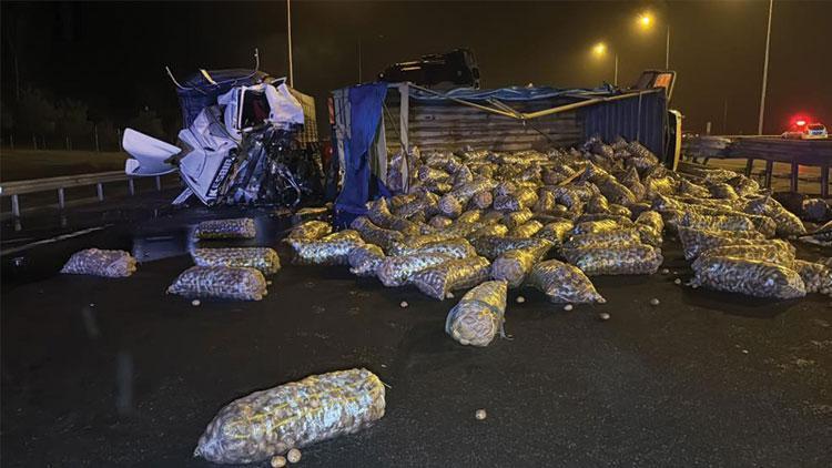 Patates yüklü kamyon devrildi: Bolu Dağı geçişi trafiğe kapandı