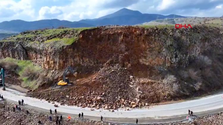 Sağanak sonrası kara yolunda heyelan