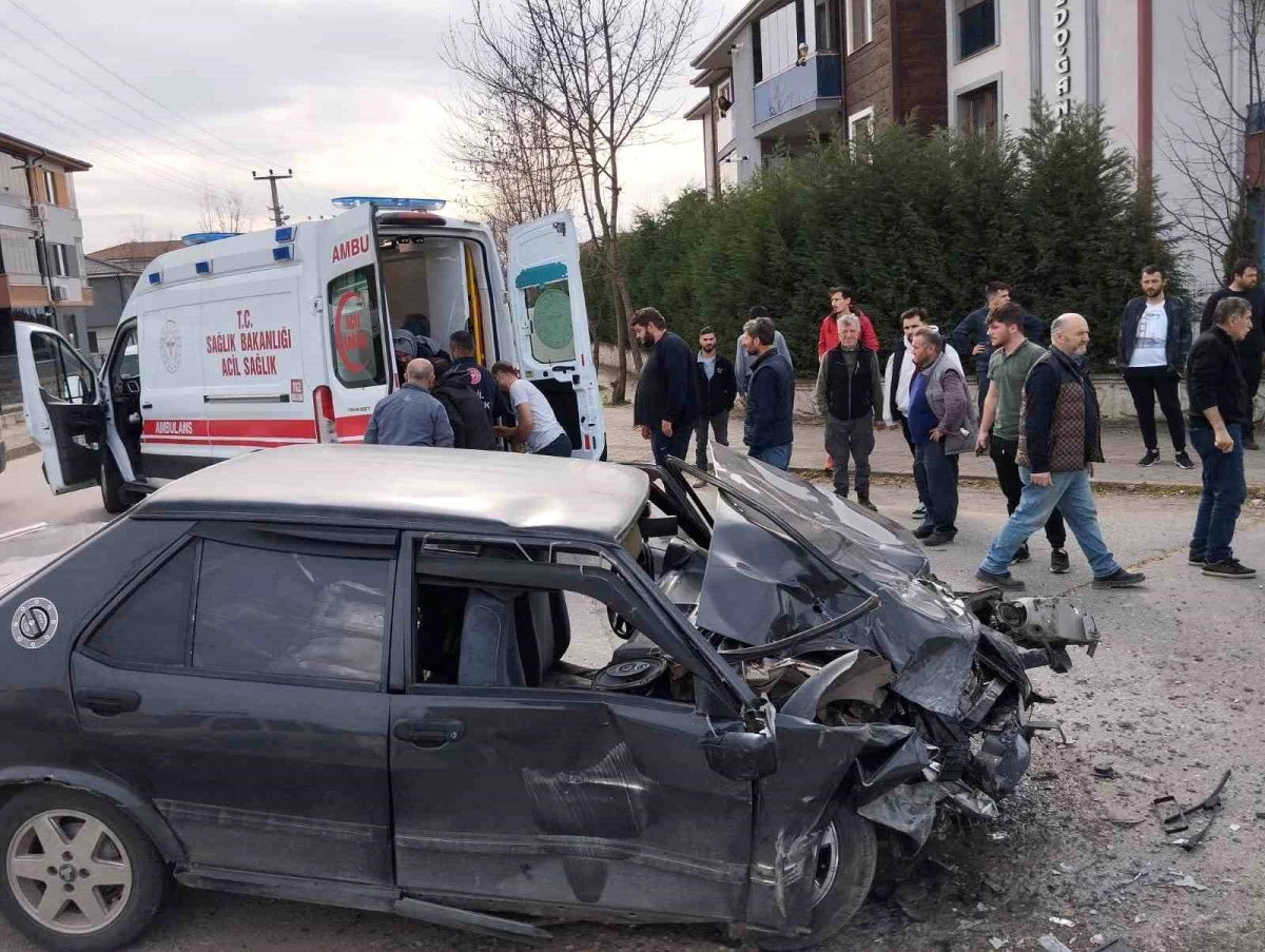 Sakarya'da Tofaş otomobil ile kamyon çarpıştı: 1 yaralı