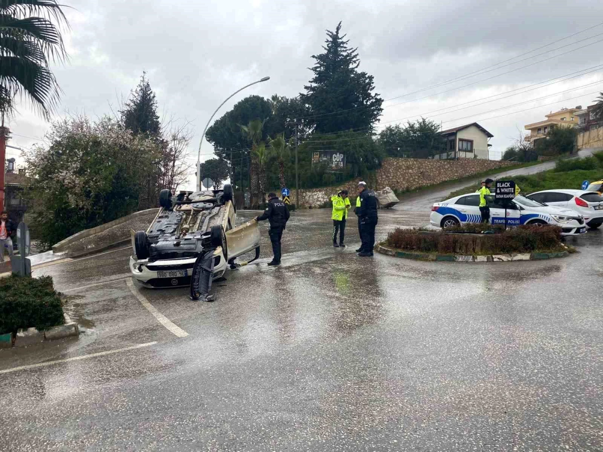 Serik'te kavşak sisteminde ters dönen otomobilin sürücüsü yaralandı