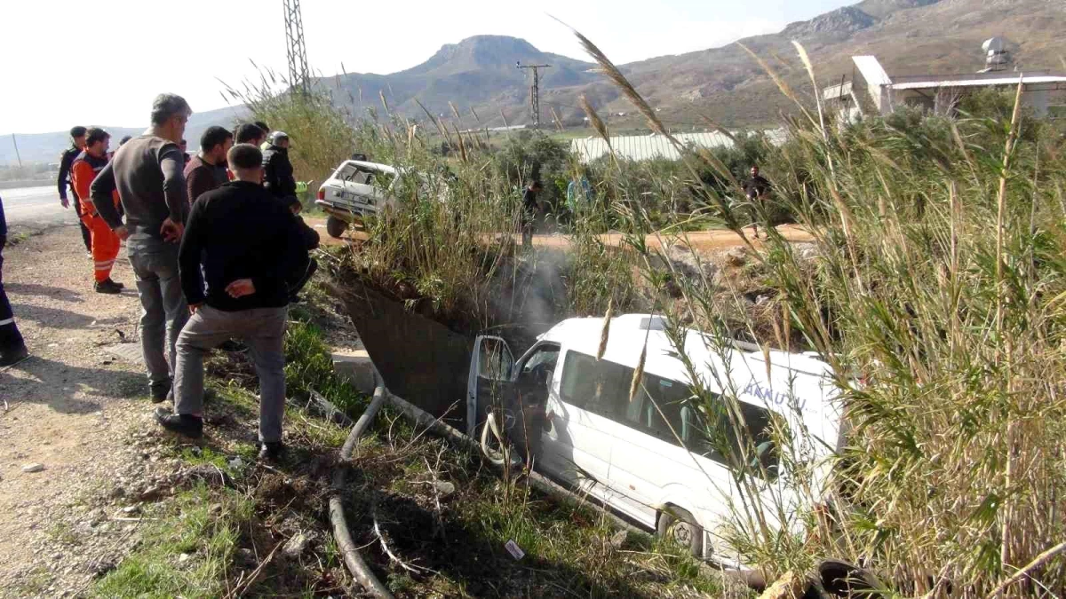 Silifke'de otomobil ile minibüs çarpıştı: 1 ölü, 13 yaralı