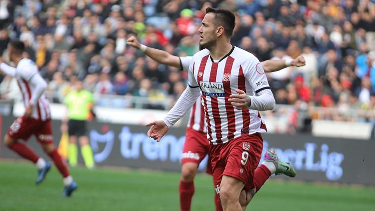 Sivasspor'da Rey Manaj performansıyla parmak ısırtıyor!