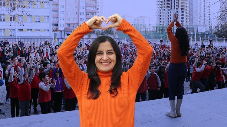 Sosyal medya Şule öğretmeni konuşuyor! Görüntüler büyük beğeni topladı: Her sabah öğrencileriyle dans ediyor