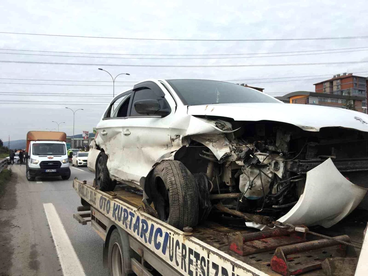 TEM Otoyolu Kocaeli Geçişinde Meydana Gelen Kazada 3 Kişi Yaralandı