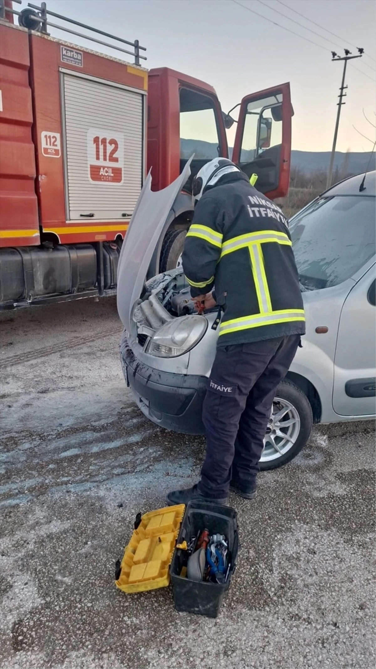 Tokat'ın Niksar ilçesinde otomobil yangını