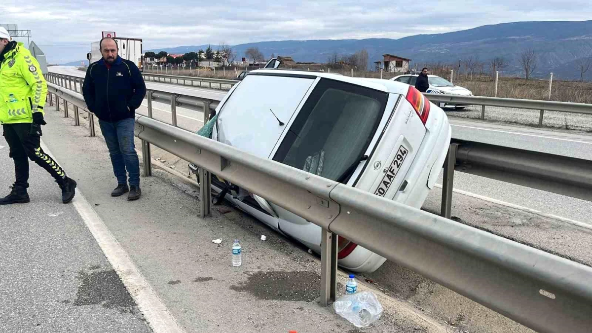 Tosya'da Otomobil Kaza Yaptı: 2 Yaralı