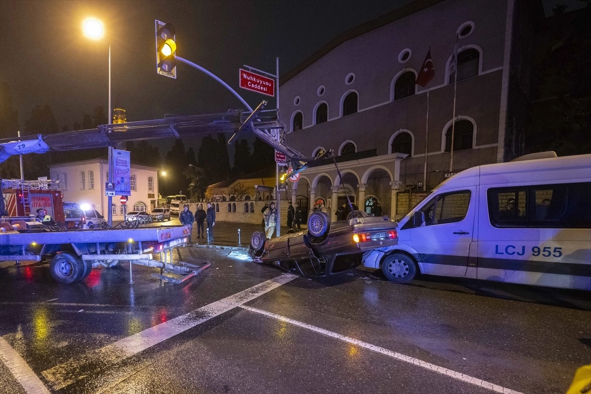 Üsküdar'da otomobilin park halindeki servis minibüsüne çarpması sonucu 2 kişi yaralandı