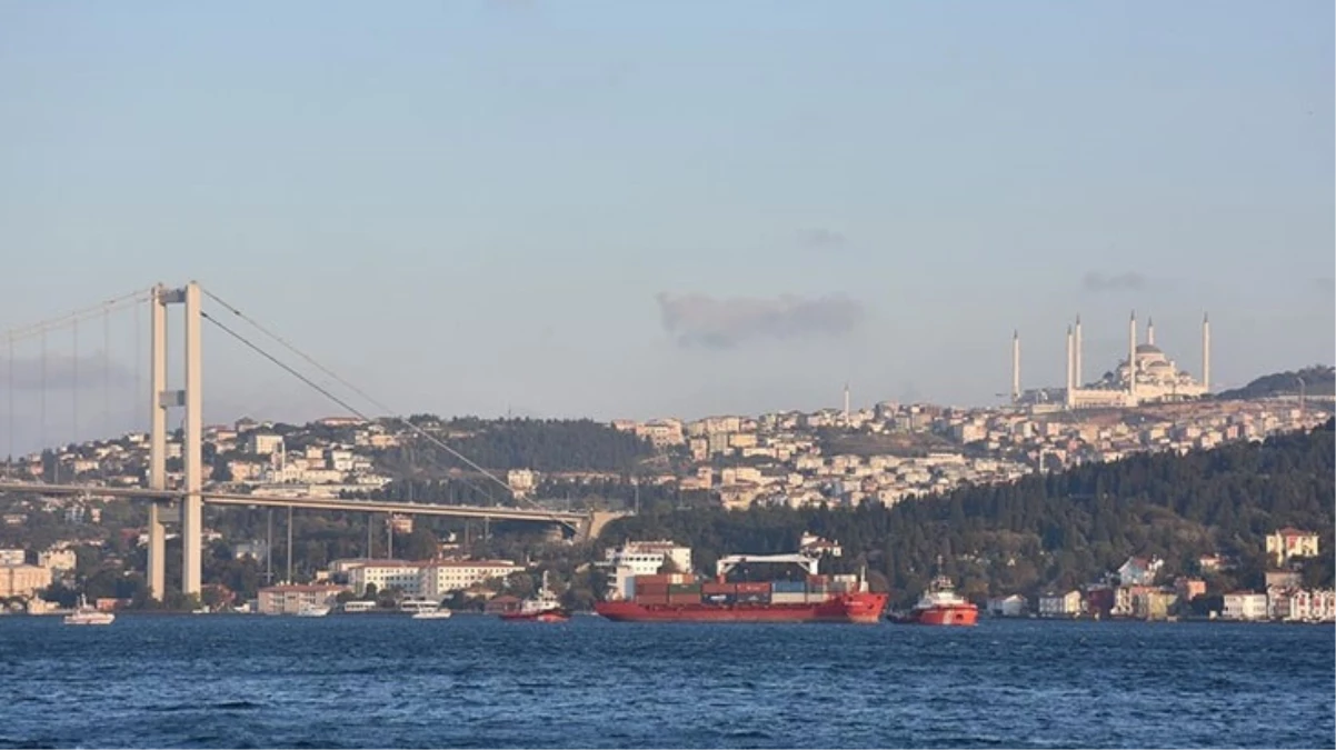 Üsküdar'da ticari gemiye çıkarken denize düşen kılavuz kaptan hayatını kaybetti