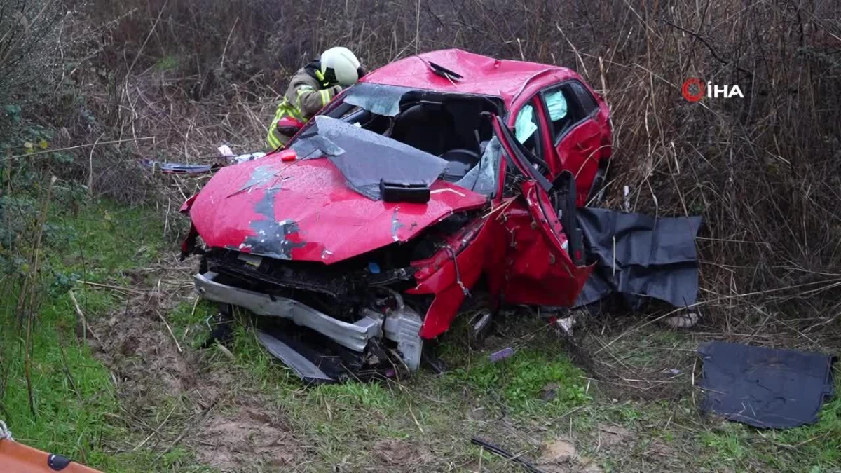 Yağış nedeniyle kayganlaşan yoldan çıkarak taklalar atan otomobilin sürücüsü hayatını kaybetti