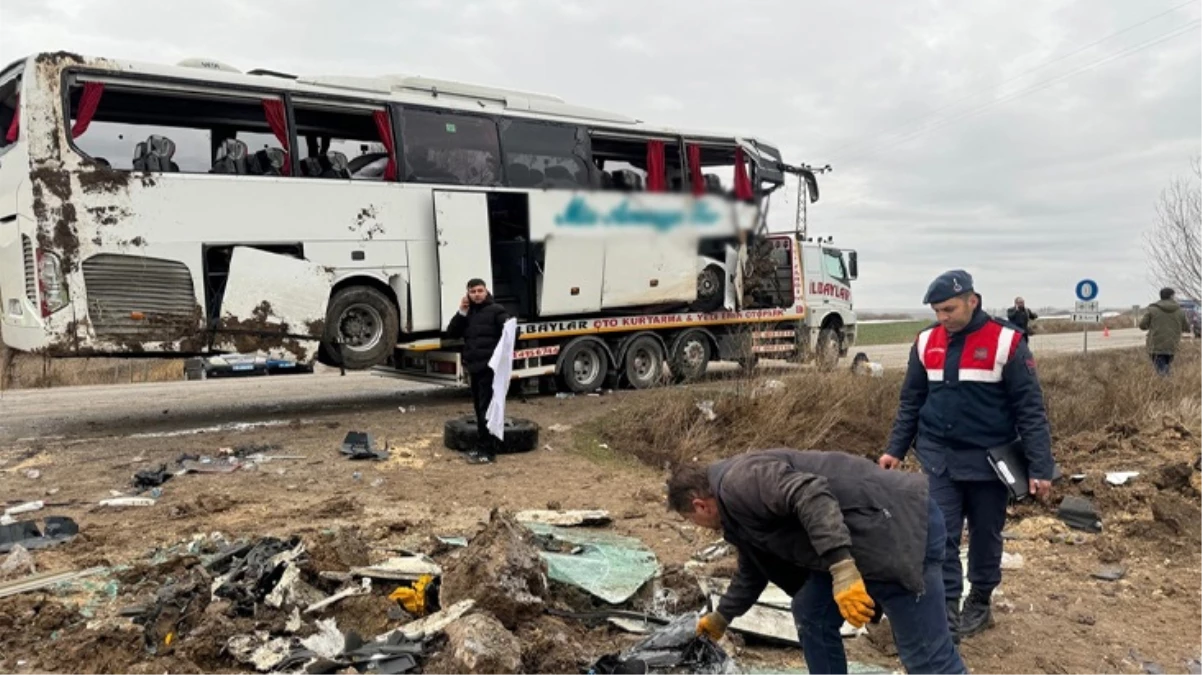 Yozgat'ta kontrolden çıkan yolcu otobüsü devrildi! Kazada 4'ü ağır 19 kişi yaralandı