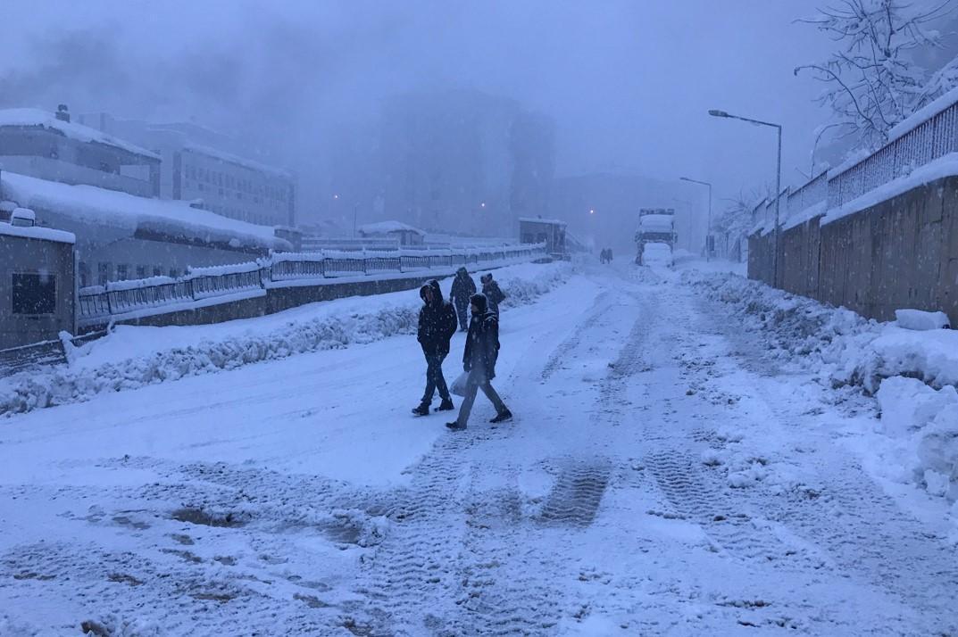 Yüksekova'da 59 köy ve 117 mezra yolu ulaşıma kapandı