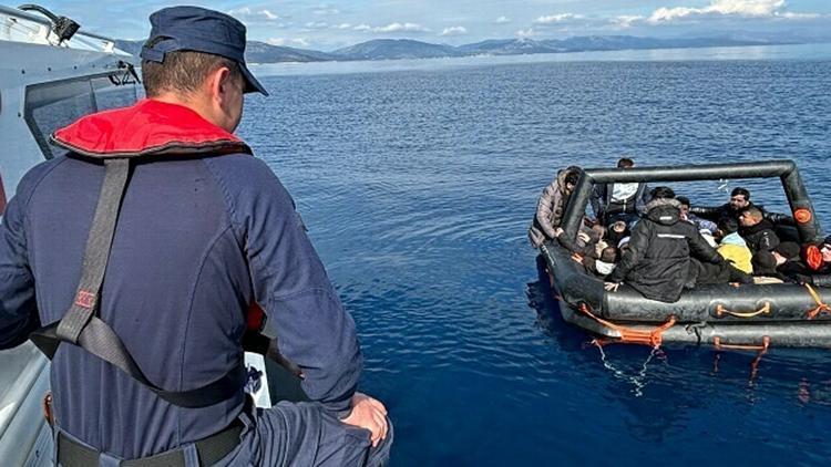 Yunanistan tarafından geri itilen kaçak göçmenler kurtarıldı