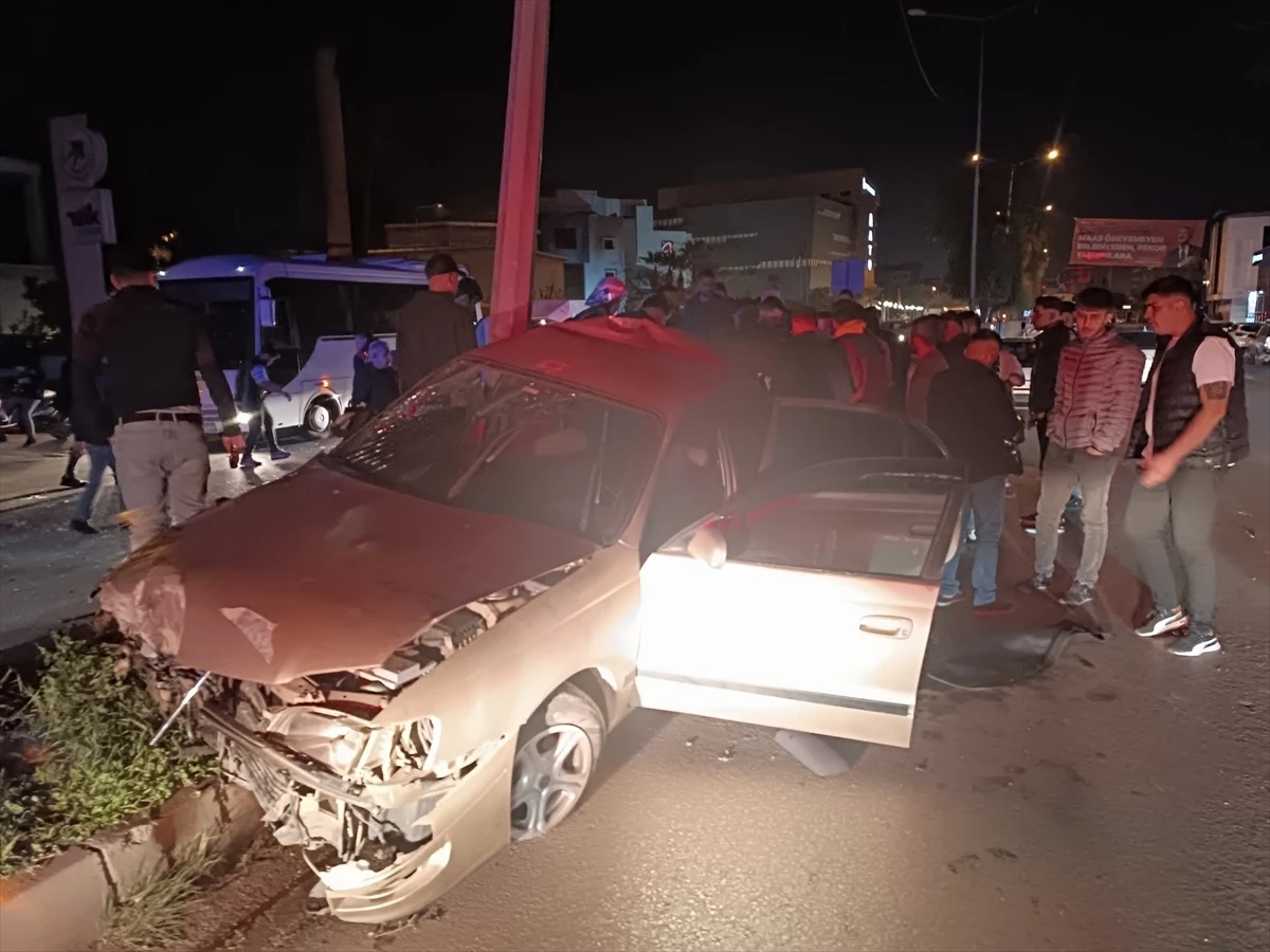 Adana'da Kontrolden Çıkan Otomobilin Aydınlatma Direğine Çarpması Sonucu 2 Kişi Yaralandı