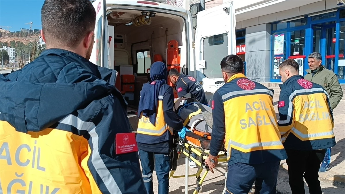 Adıyaman'da otomobil ve motosiklet çarpışması: 2 yaralı