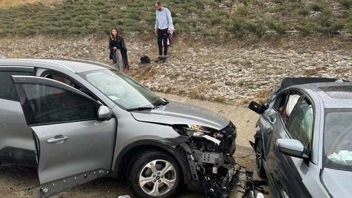 Aksaray'da feci kaza! Kazaya yapan otomobilden inen anne ile 12 yaşındaki oğluna başka araç çarptı