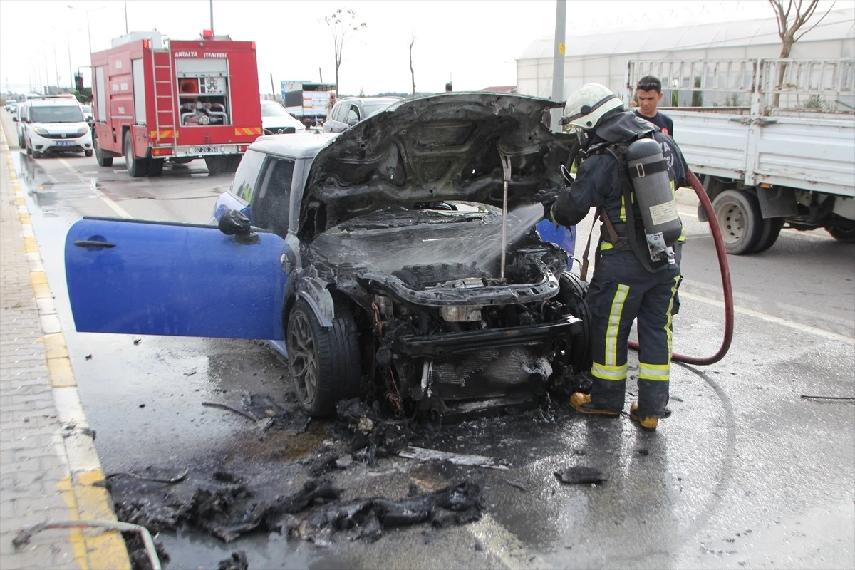 Antalya'da Otomobil Yangını Polis ve İtfaiye Tarafından Söndürüldü