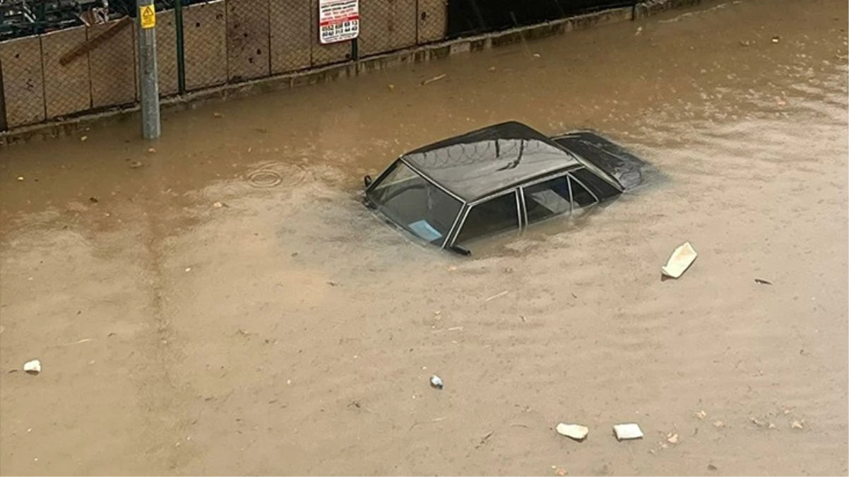 Antalya'da sağanak yağış ve fırtına! Ev ve iş yerlerini su bastı, araçlar yollarda mahsur kaldı