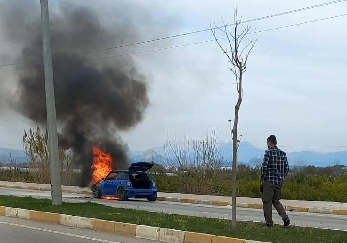 Antalya'da seyir halindeki otomobil alev alev yandı