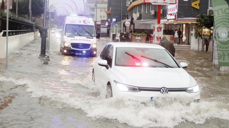 Antalya’yı hem sağanak hem hortum vurdu