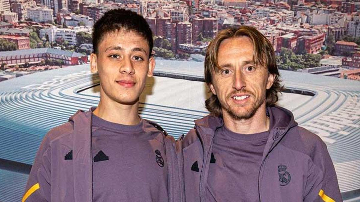 Arda Güler ile Luka Modric imza gününde taraftarlarla buluştu