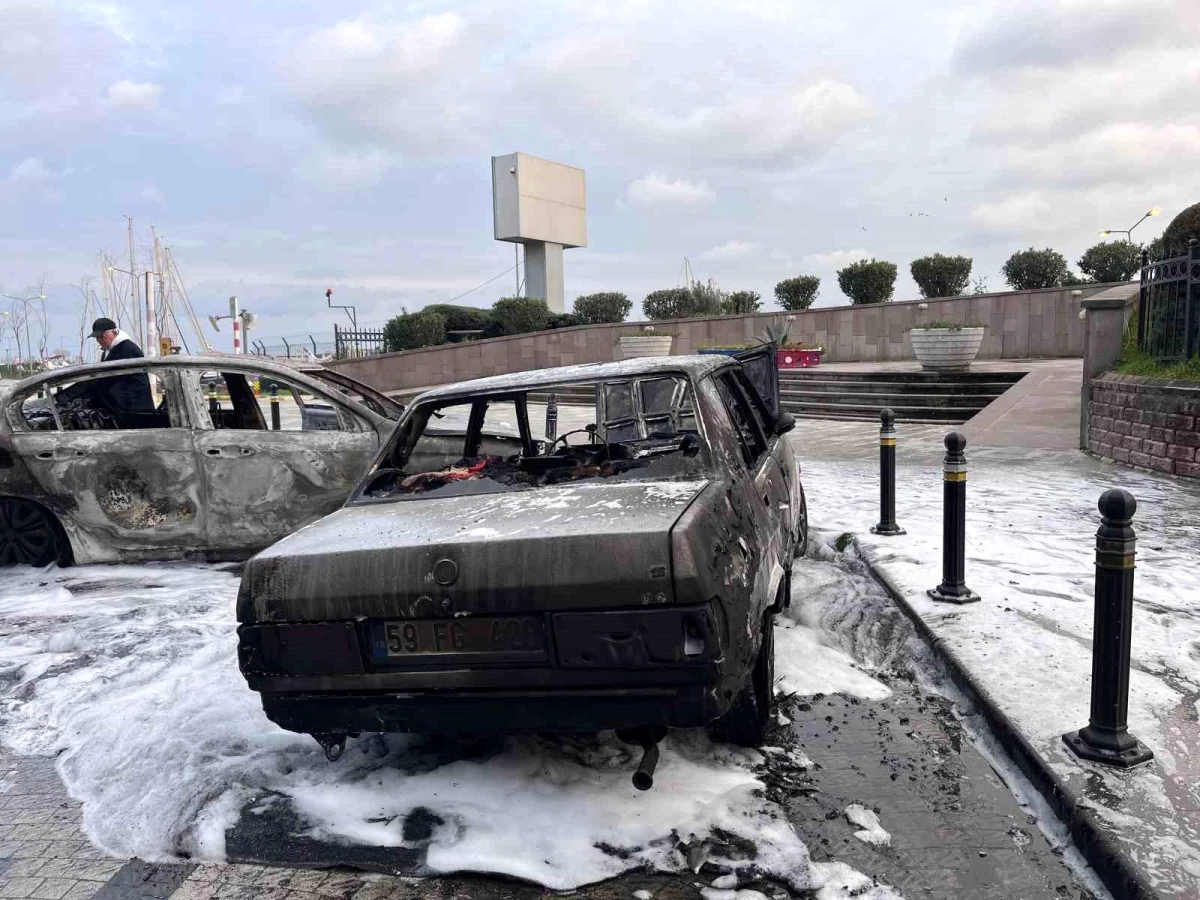 Avcılar'da Ticari Taksi Alev Alev Yanarak Park Halindeki Otomobile Çarptı